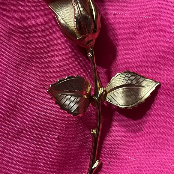 Jewelry - Elegant Gold Rose Brooch